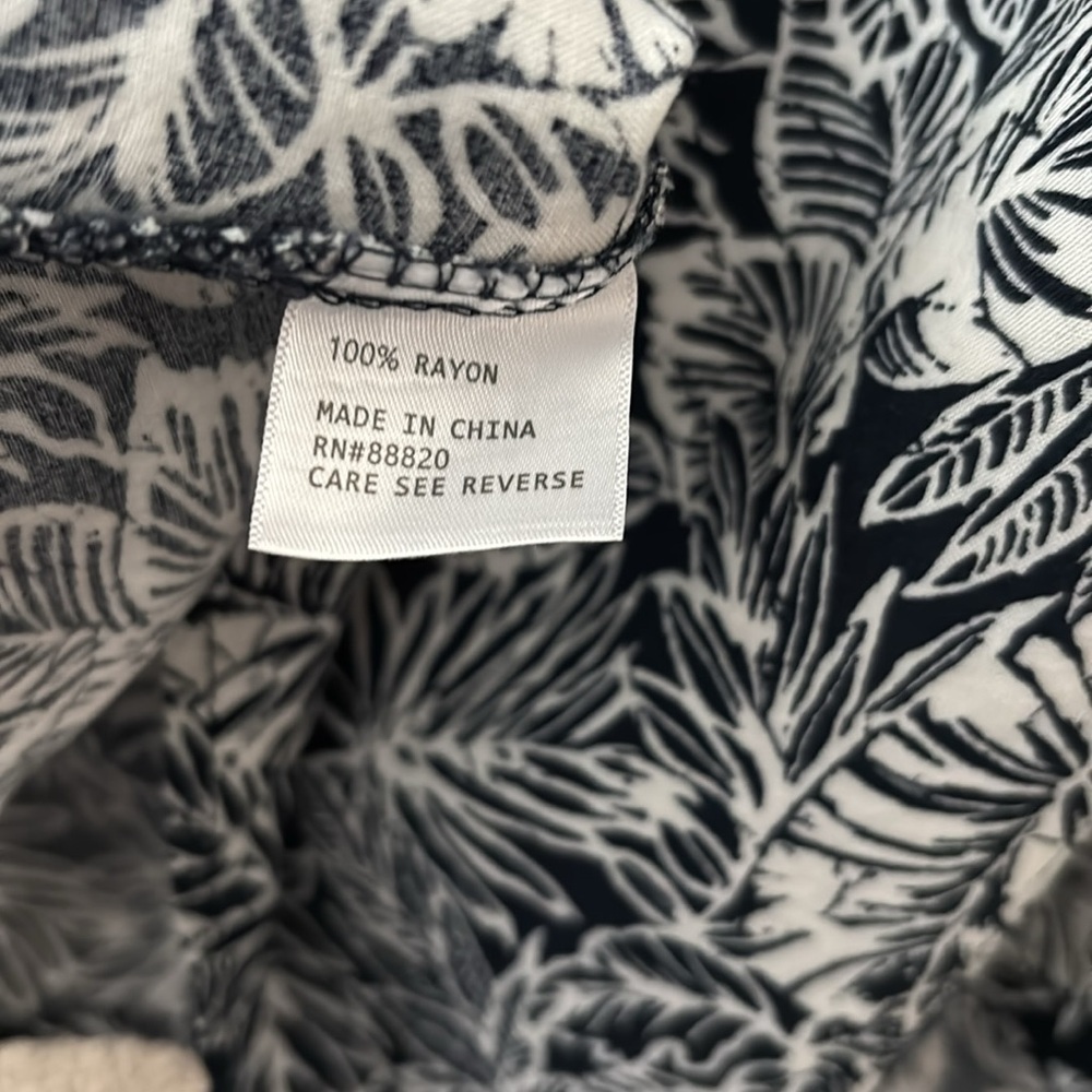 Jones New York Top Women's 1X Blue Floral Rayon V-Neck Blouse Cap Sleeve - Picture 5 of 5